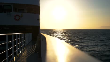 Blick-Vom-Deck-Der-Fähre-über-Die-Griechischen-Gewässer-Des-Ionischen-Meeres-Bei-Sonnenuntergang