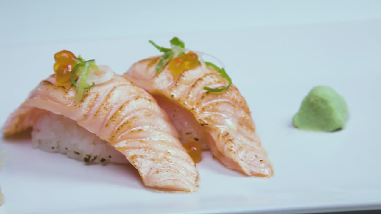 el apetitoso plato oriental de sushi nigiri