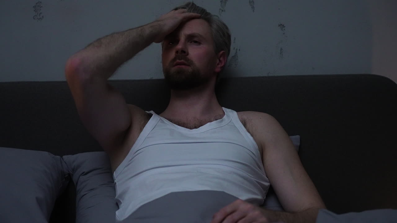 hombre en el dormitorio por la noche