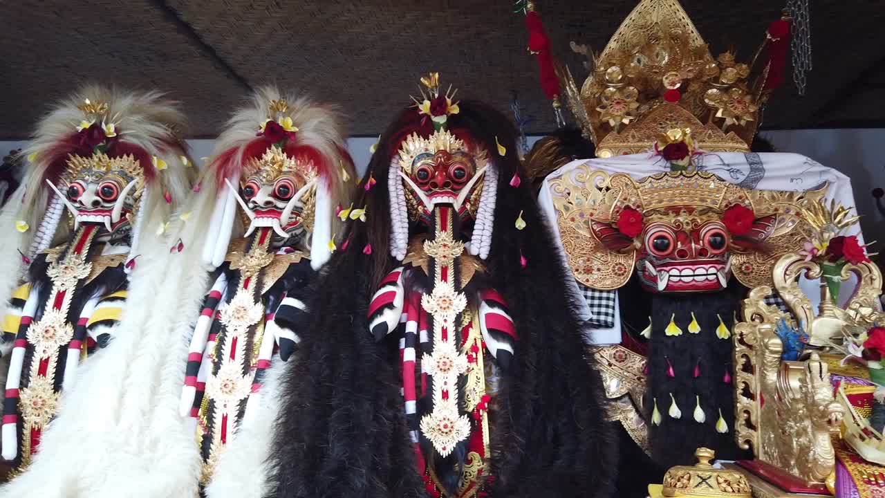 máscaras balinesas de celuluk rangda y barong en procesión hindú ceremonia del templo de bali religión hindú, criaturas mitológicas, indonesia