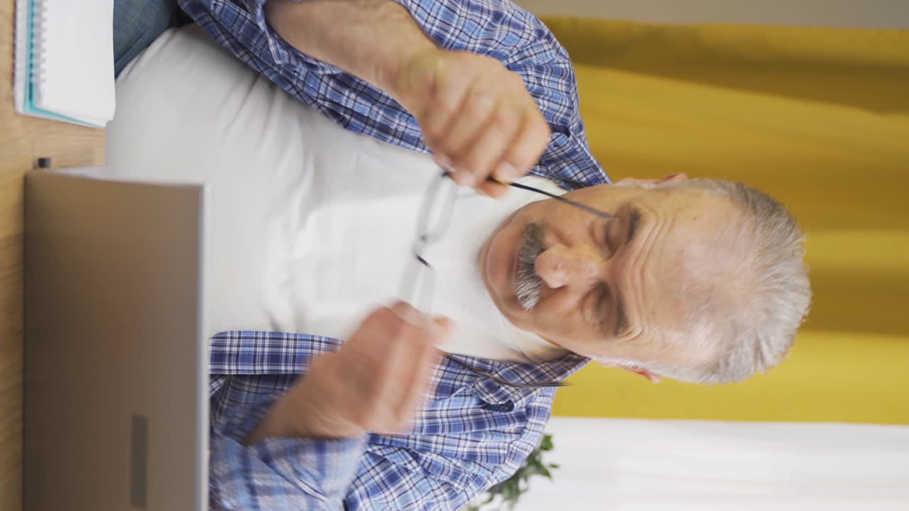 눈에 문제가 있는  ⁇ 은이의 수직 비디오.