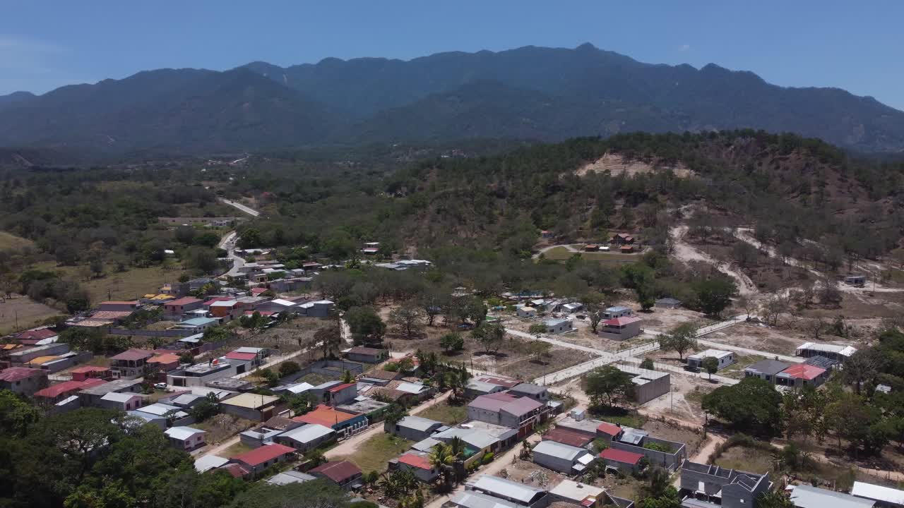 un avión giratorio sobre la pequeña ciudad montañosa de gracias, honduras