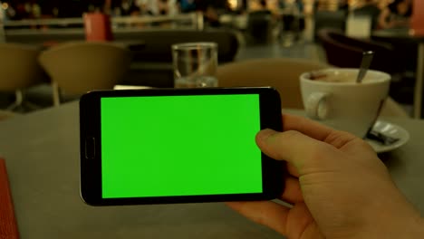 tableta con pantalla verde para la llave de croma. deslizando el dedo de causacian.