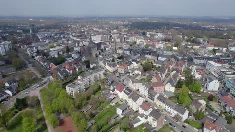 Bochum-Wattenscheid-Skyline-An-Einem-Sonnigen-Tag,-Luftdrohne-Zieht-Sich-Zurück