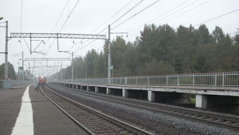 el tren viene a la estación.
