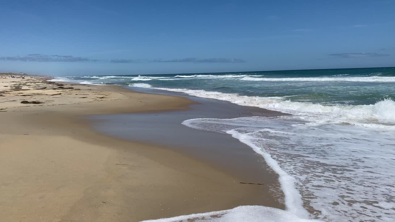 hermoso día soleado en una tranquila playa prístina con cielos azules en carolina del norte en los bancos exteriores en nags head durante el comienzo del verano