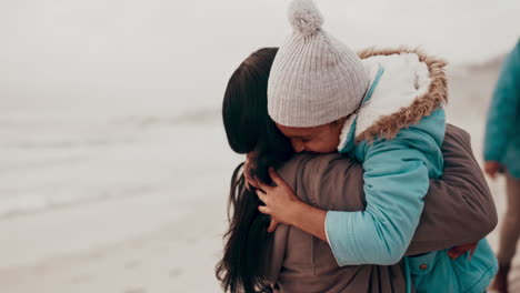 playa, familia y una mujer abrazando a su hija