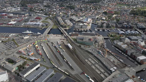 paisaje urbano y puerto en trondheim, noruega - toma aérea de drones