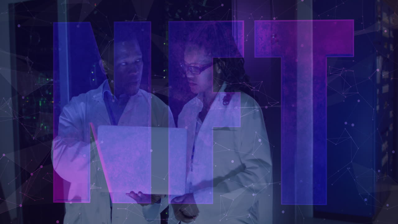 animación de texto de nft sobre trabajadores afroamericanos en la sala del servidor