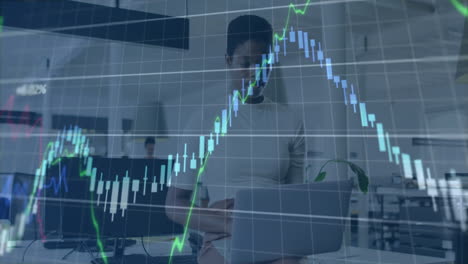 animación del procesamiento de datos financieros sobre diversas personas de negocios en la oficina