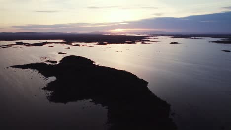 Hermoso-Vuelo-Aéreo-Sobre-El-Gigantesco-Lago-Lough-Irlandés