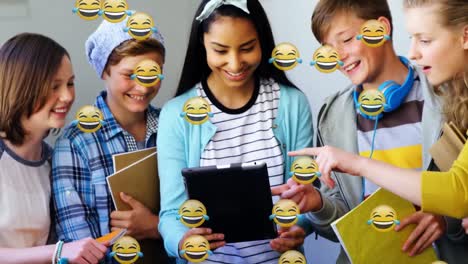 Animation-Fröhlicher-Emoticons-über-Einer-Lächelnden-Gruppe-Verschiedener-Schüler,-Die-Ein-Tablet-Nutzen