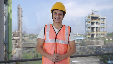 feliz trabajador de la construcción indio sonriendo a la cámara