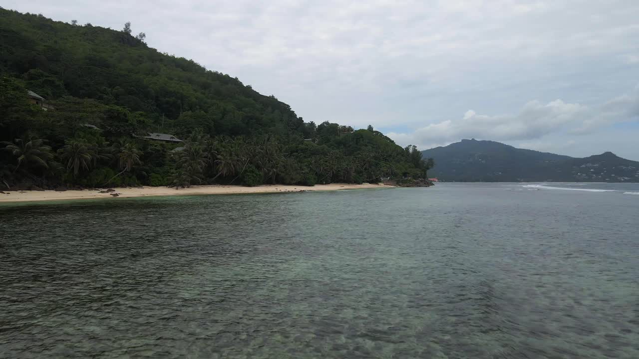 세이 ⁇ 의 풍경은 자연, 산, 바다, 바다, 그리고 거대한 그라니트 바위가 움직임과 함께 4k에서 드론으로 위에서 촬영되었습니다.