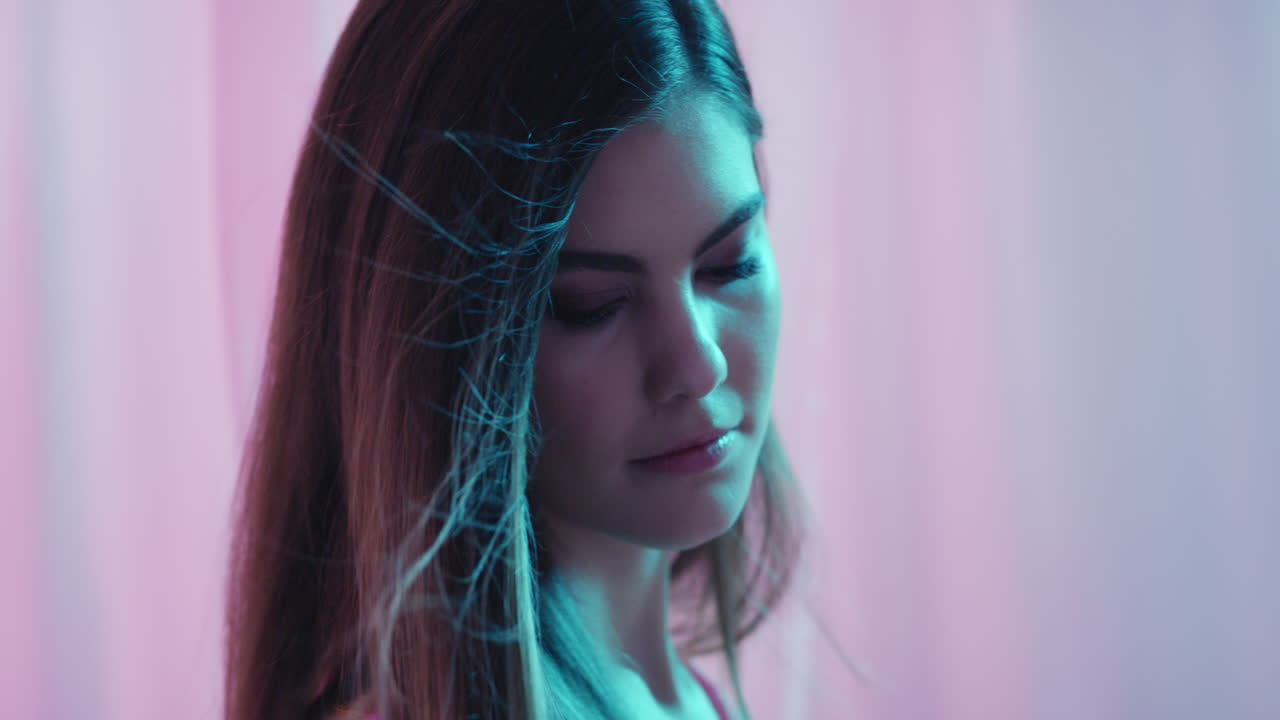 fantasía multicolor hermosa mujer joven bailando entre cortinas elegante mujer sensual disfrutando de la belleza juguetona bailando en un fondo colorido