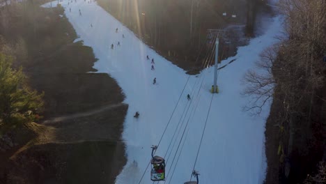 4K-Luftdrohne,-Kleine-Skipiste-Im-Bundesstaat-New-York