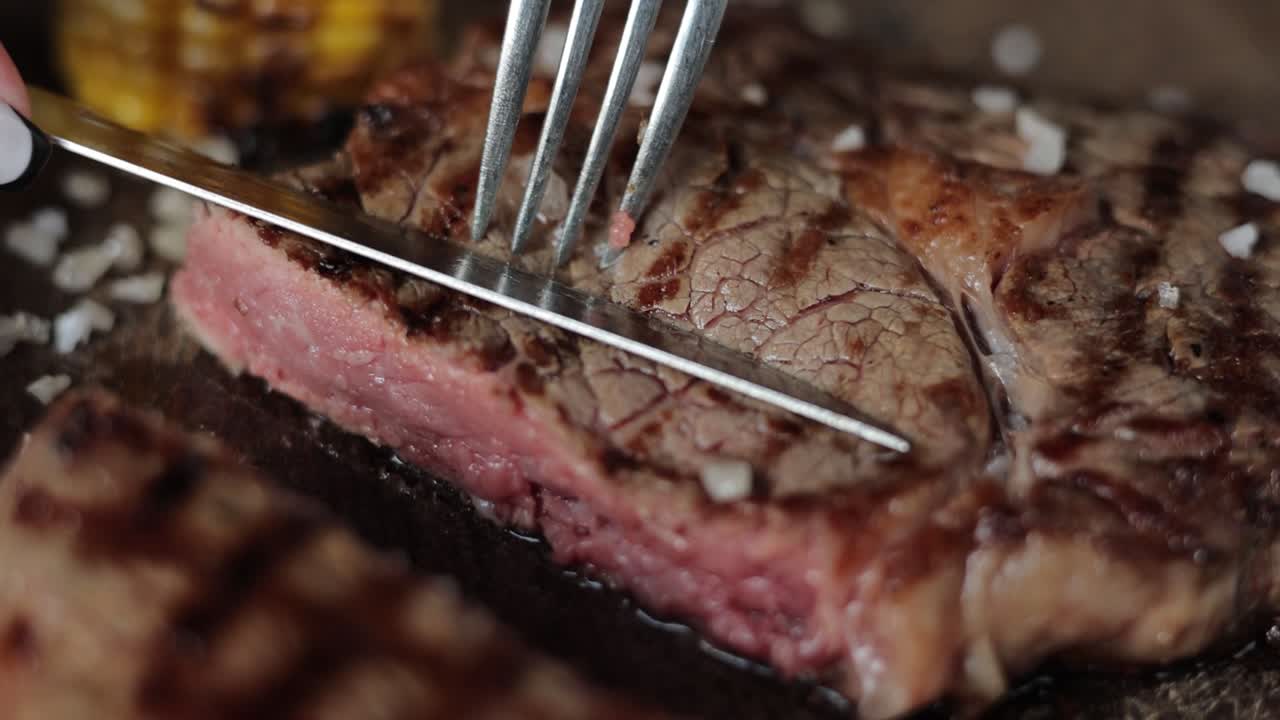 bistec en rodajas en una tabla de madera