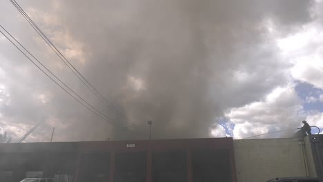 Incendio-En-Un-Edificio-Comercial-En-La-Ciudad