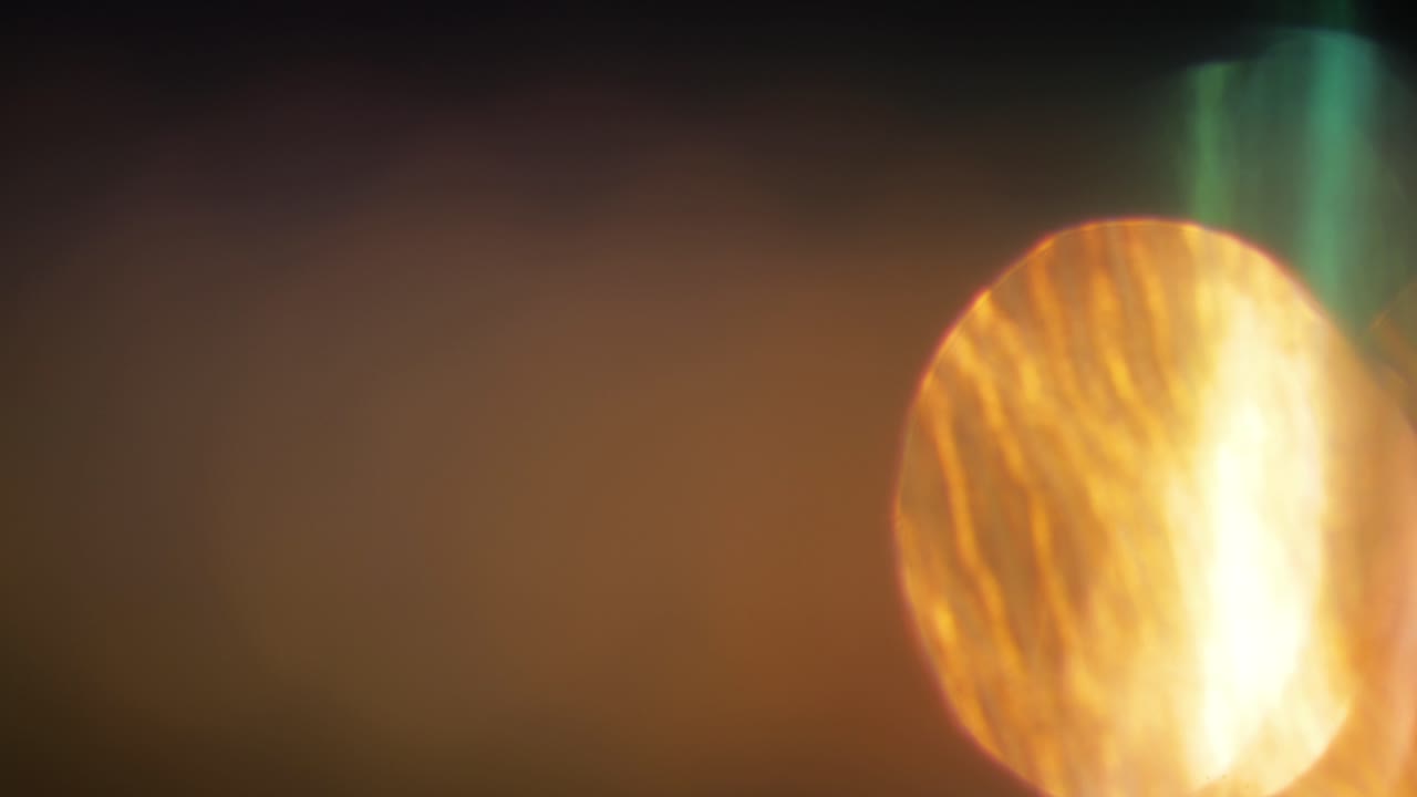 многоцветный свет просачивает 4k кадры на черном фоне. стилизация видео, переходы. эффект боке