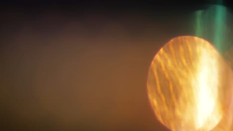 la luz multicolor filtra imágenes de 4k en fondo negro, estilizando el video, las transiciones, el efecto bokeh.