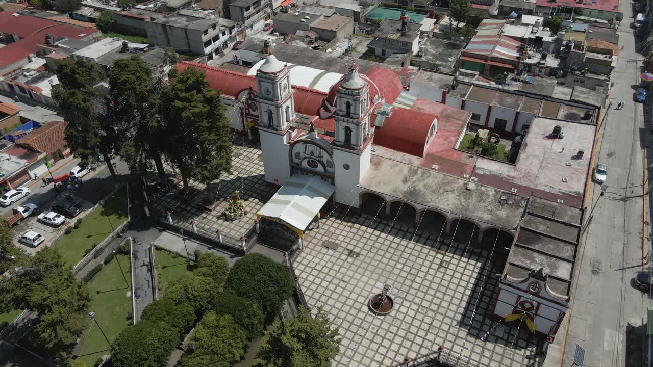 drone aéreo moviéndose girando alrededor de la catedral jalisto en el paisaje urbano de méxico