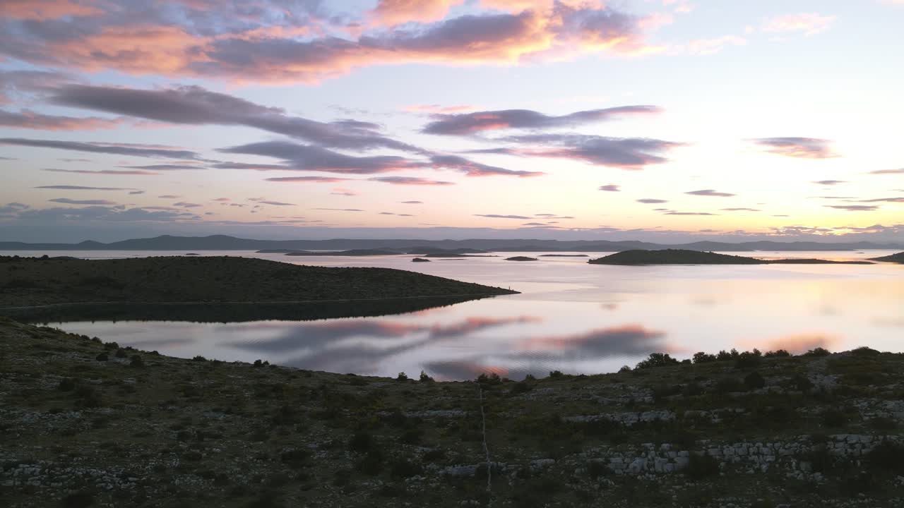 nubes de puesta de sol reflejadas en aguas tranquilas del mar, archipiélago de kornati, parque nacional