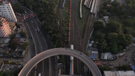 vista aérea de cima para baixo de um viaduto movimentado em dhaka, bangladesh