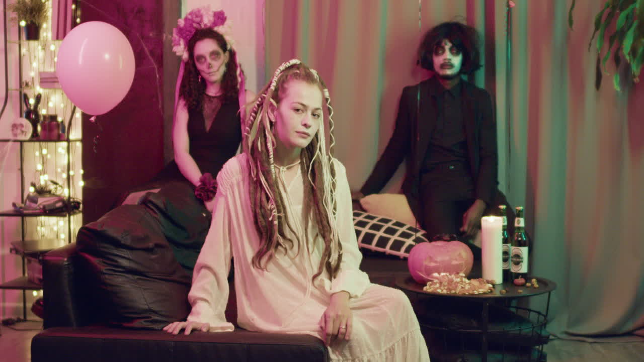 할로윈 파티 에서 카메라 를 보고 있는 사람 들