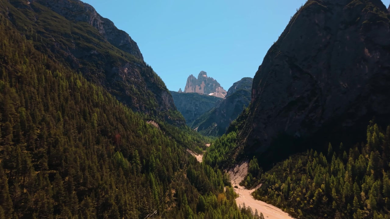 Tre Cime di Lavaredo i de italienske Dolomitter. Smukt bjerglandskab med stejle klippeskråninger.