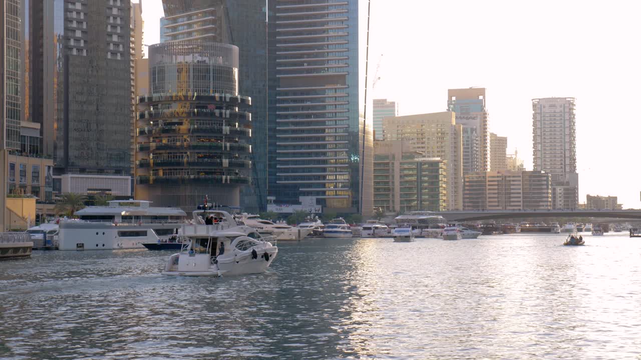 Voies navigables de la Marina de Dubaï avec des yachts privés naviguant sur les canaux, plan au ralenti.