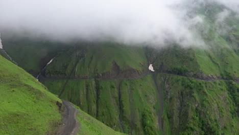 Filmische-Drohne,-Die-In-Den-Wolken-Der-Straße-Nach-Tusheti-Auf-Dem-Abano-pass-In-Georgia-Gedreht-Wurde