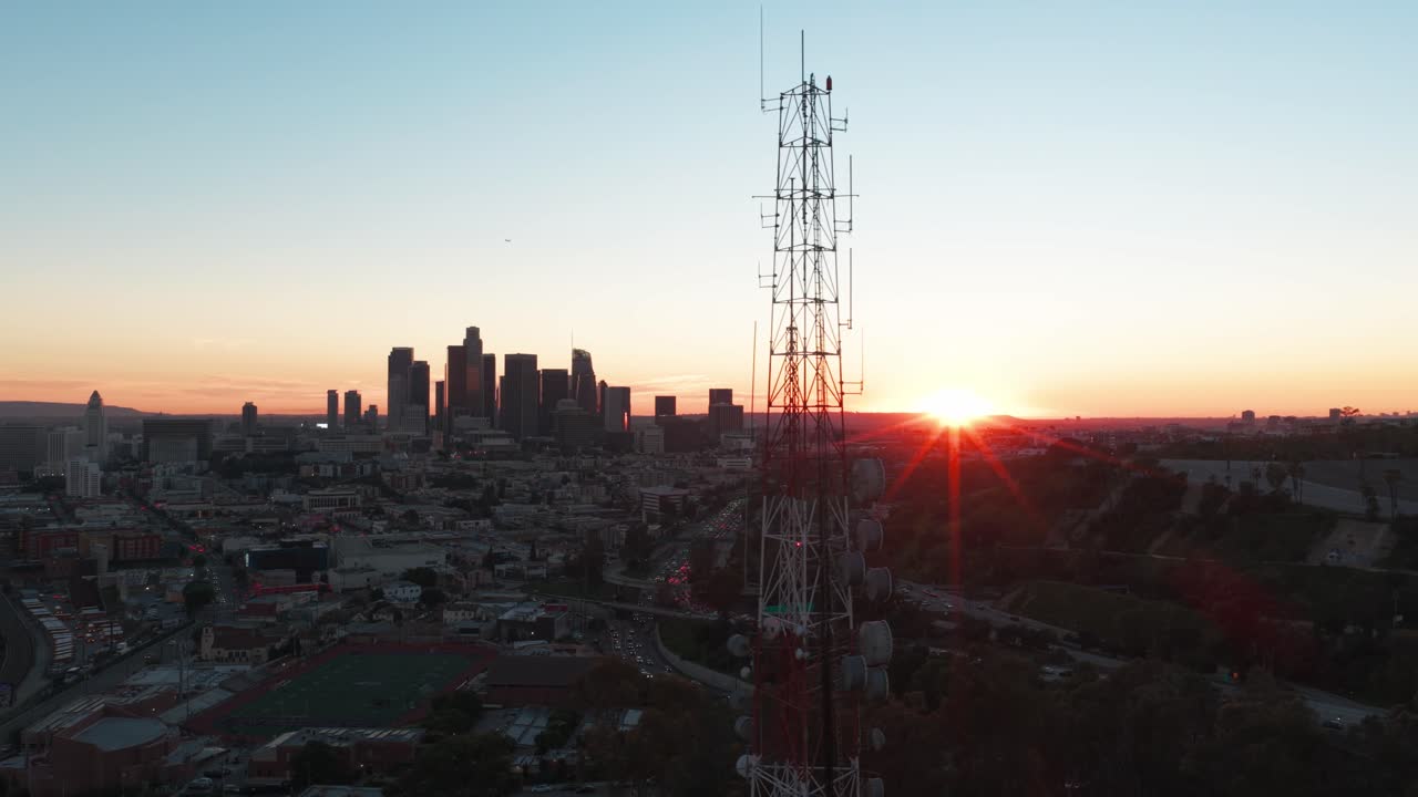 Carrellata aerea ravvicinata di un traliccio per trasmissioni a Elysian Park durante il tramonto a Los Angeles, California. 4K