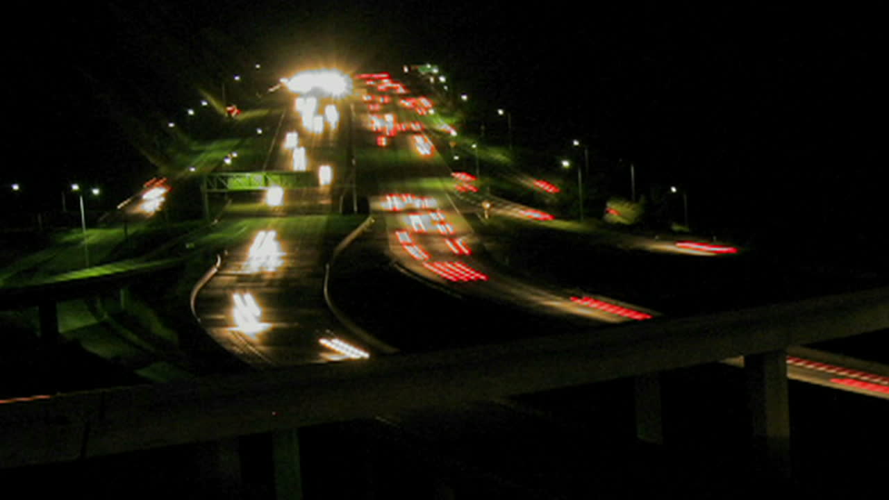 빠른 동작으로 밤에 고속도로를 달리는 차량 4