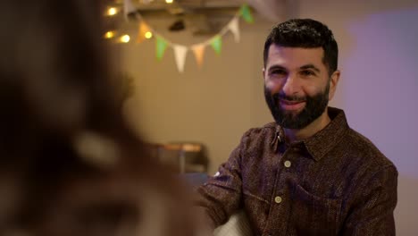 Grupo-Relajado-De-Amigos-Sentados-En-El-Sofá-De-Casa-O-En-El-Bar-Hablando-Celebrando-El-Día-De-San-Patricio-Con-Una-Fiesta