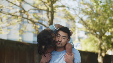 Glückliche-Asiatische-Tochter,-Die-Vater-Huckepack-Reitet-Und-Ihn-Küsst