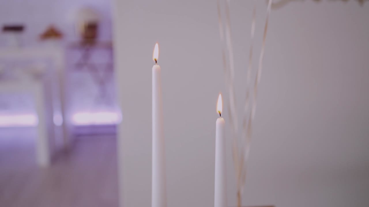 primer plano de velas encendidas con un brillo suave, que transmite calor y tranquilidad