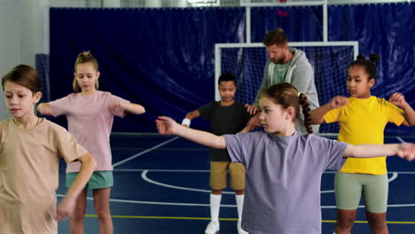 Kinder-Auf-Dem-Fußballplatz