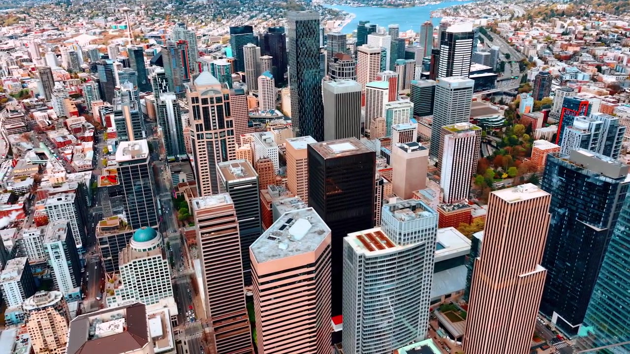 Volando sopra lo splendido paesaggio urbano del centro di Seattle con magnifici grattacieli al centro. Il Lago Union nel paesaggio cittadino sullo sfondo.