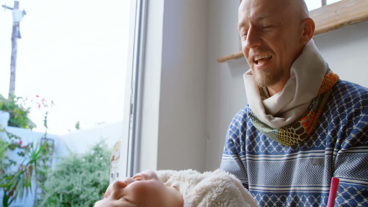 아버지와 딸이 함께 놀고 있습니다.