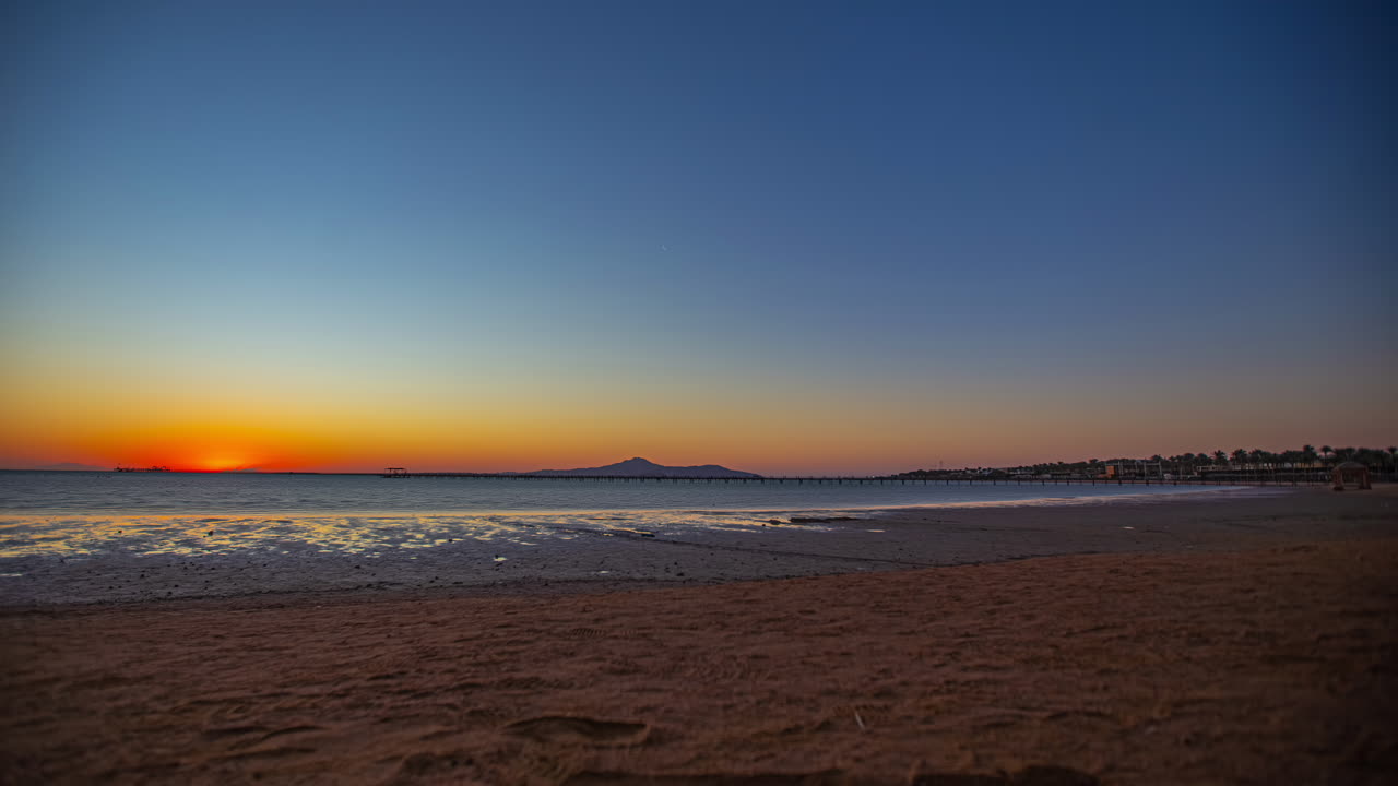 el amanecer en la playa en el mar rojo el resplandor de la mañana el lapso de tiempo el nivel del mar