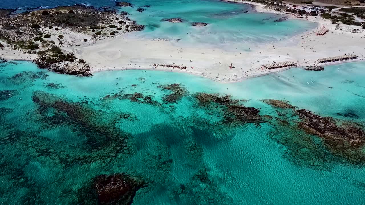 arrecifes de coral en el mar mediterráneo en la isla de creta, grecia