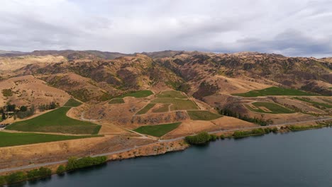 vista aérea panorámica de las montañas y orillas del lago dunstan en nueva zelanda