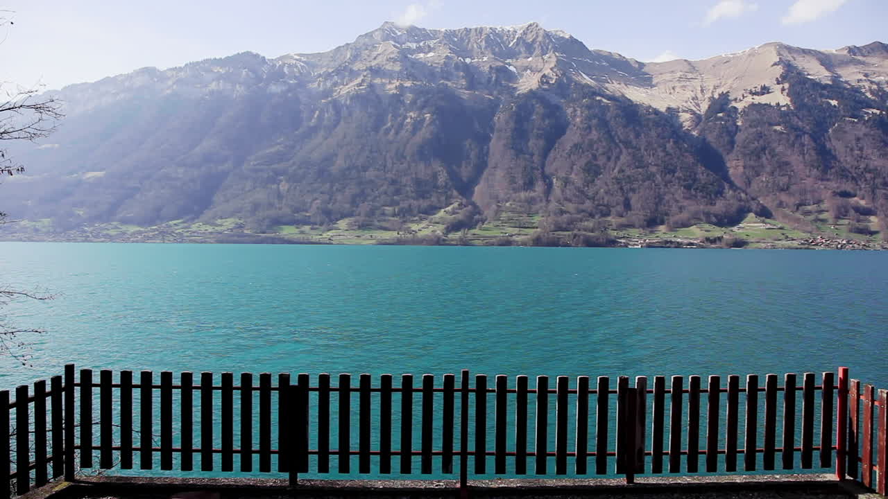 plácidas aguas turquesas tranquilas del lago interlaken suiza