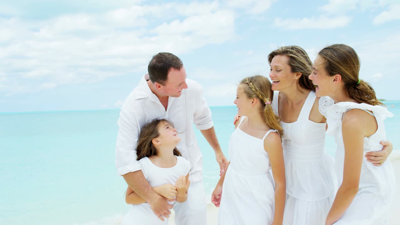 열대 해변 에서  옷 을 입은 백인 가족