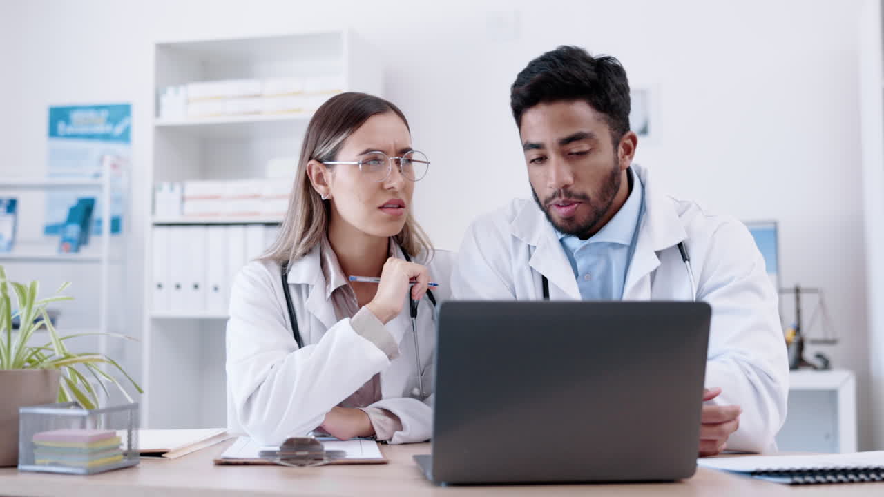 trabajo en equipo, computadora portátil o médicos en una reunión de planificación