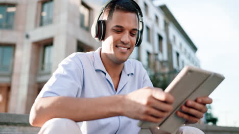 música, tableta y feliz con el hombre en la ciudad