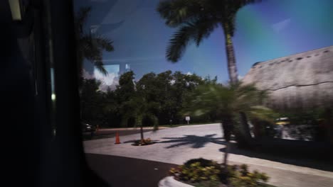 mirando por la ventana del autobús en un lugar tropical