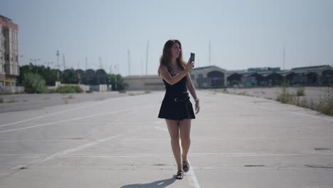 mujer tomando fotos al aire libre