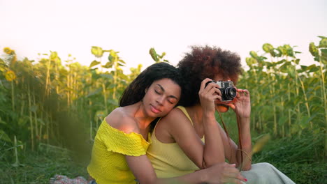 Frauen-In-Einem-Sonnenblumenfeld