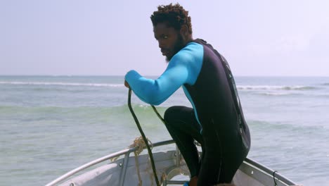 un conservacionista marino tirando del ancla del barco antes de navegar hacia el mar para bucear en mombasa, kenia, áfrica